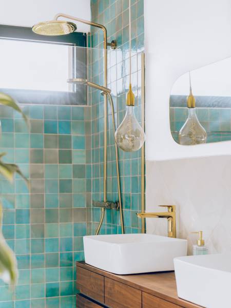 Aménager une salle de bains exotique avec douche et baignoire à Vernouillet