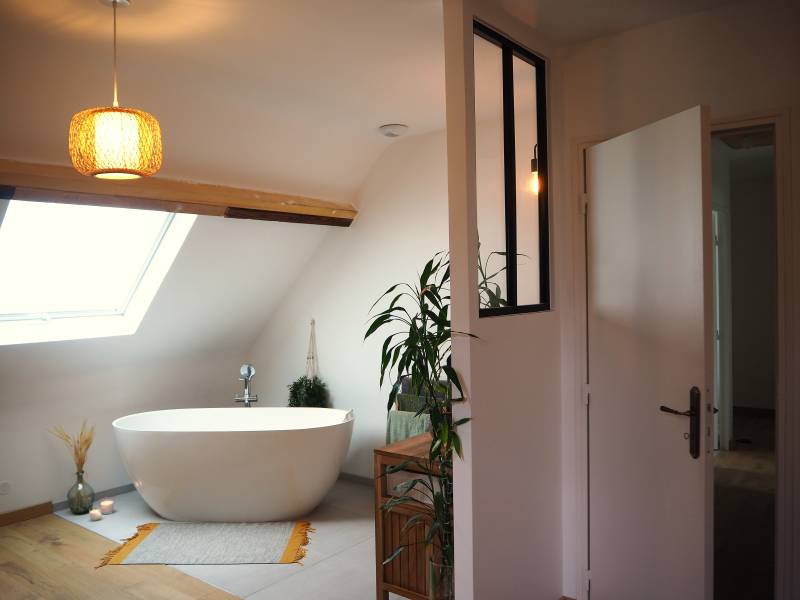 Salle de bain avec baignoire îlot